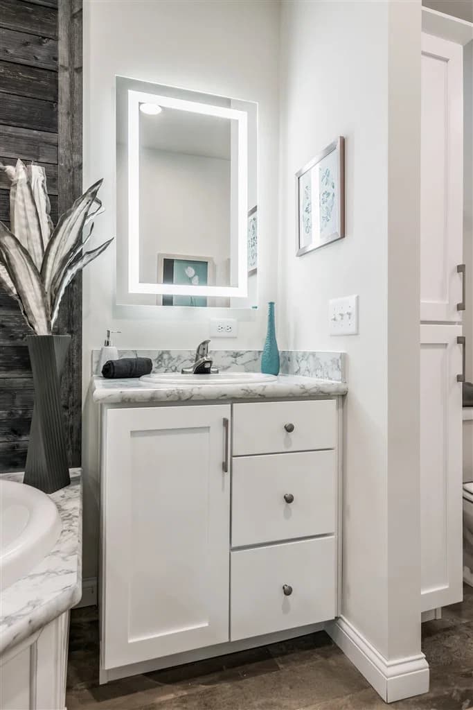 Ultra 13 bathroom home features