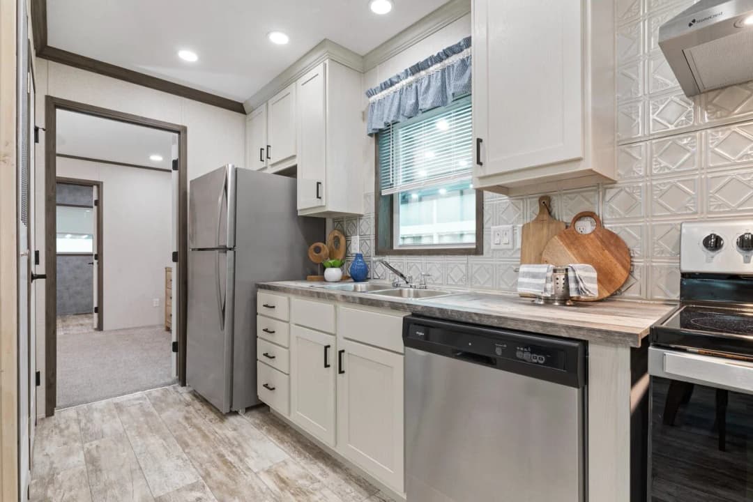Tesla 24523 kitchen home features
