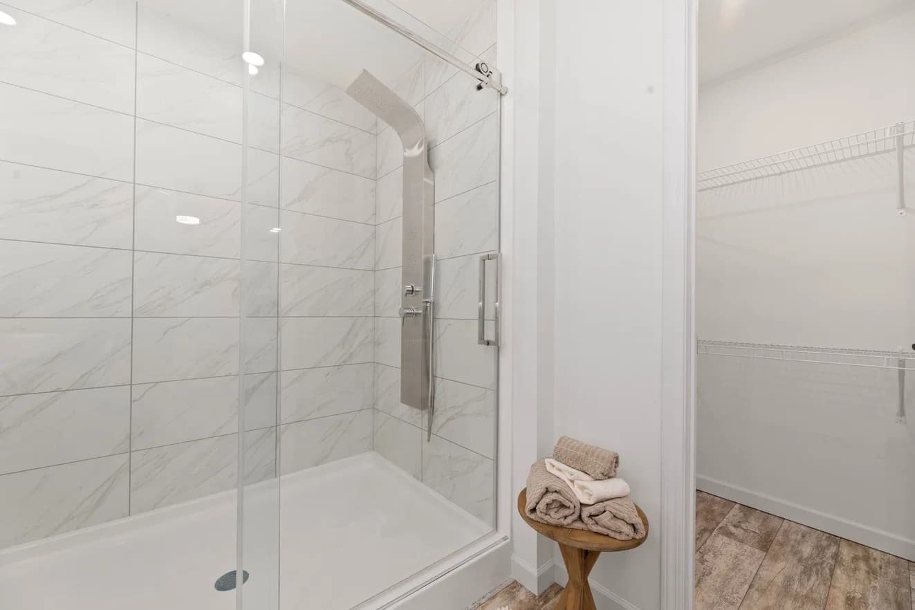 Ives 24033 bathroom home features