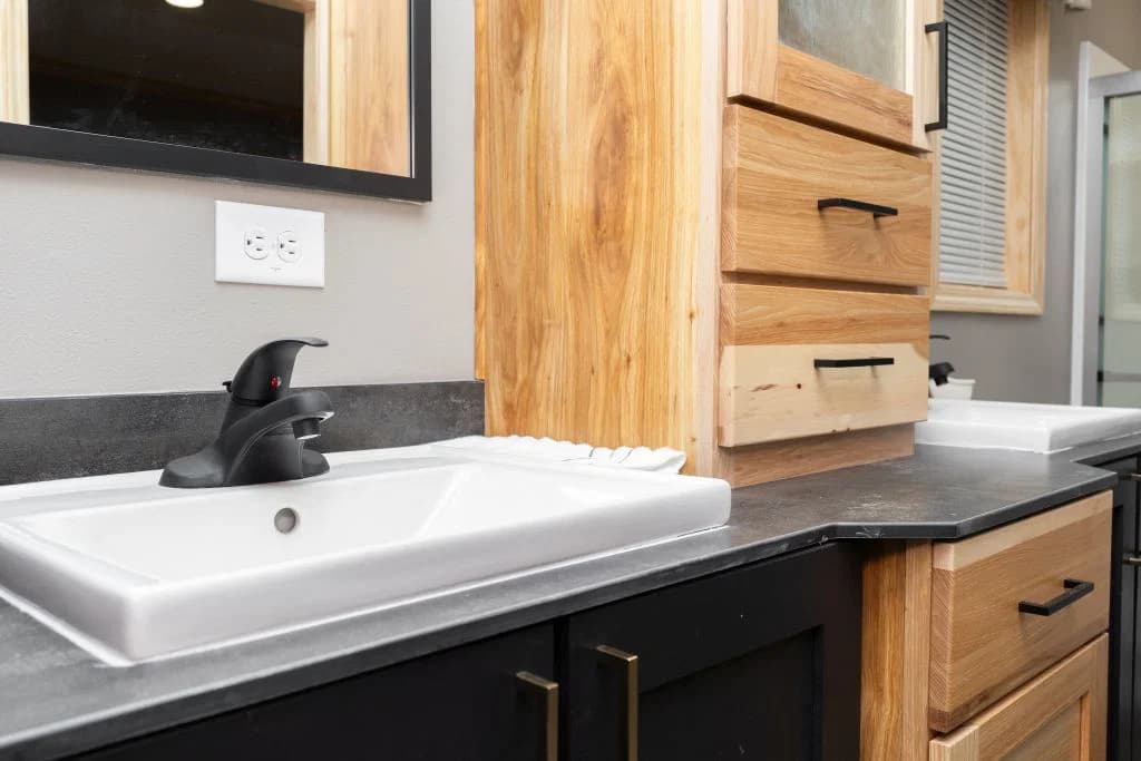 1w1407-v bathroom home features