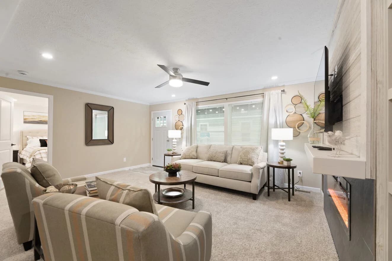 Ives 24033 interior home features