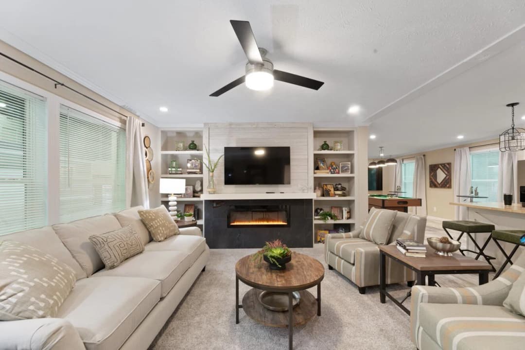 Ives 24033 interior home features