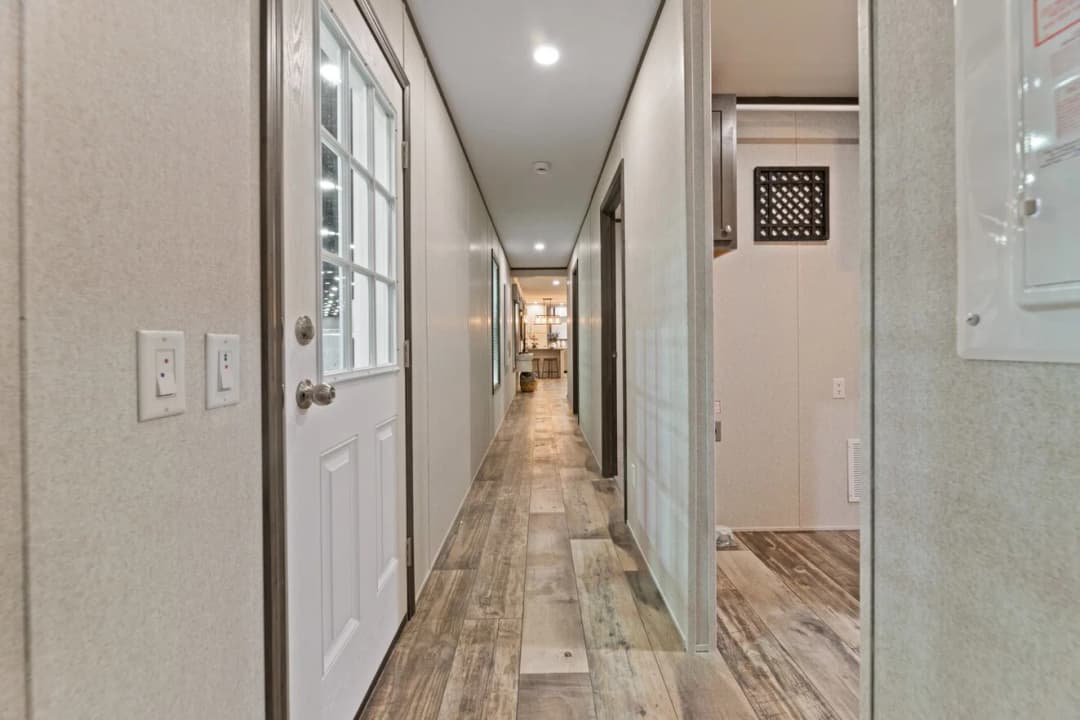 Eastman 24530 interior home features
