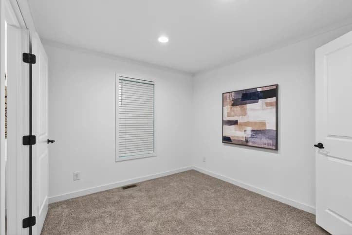Aura bedroom home features