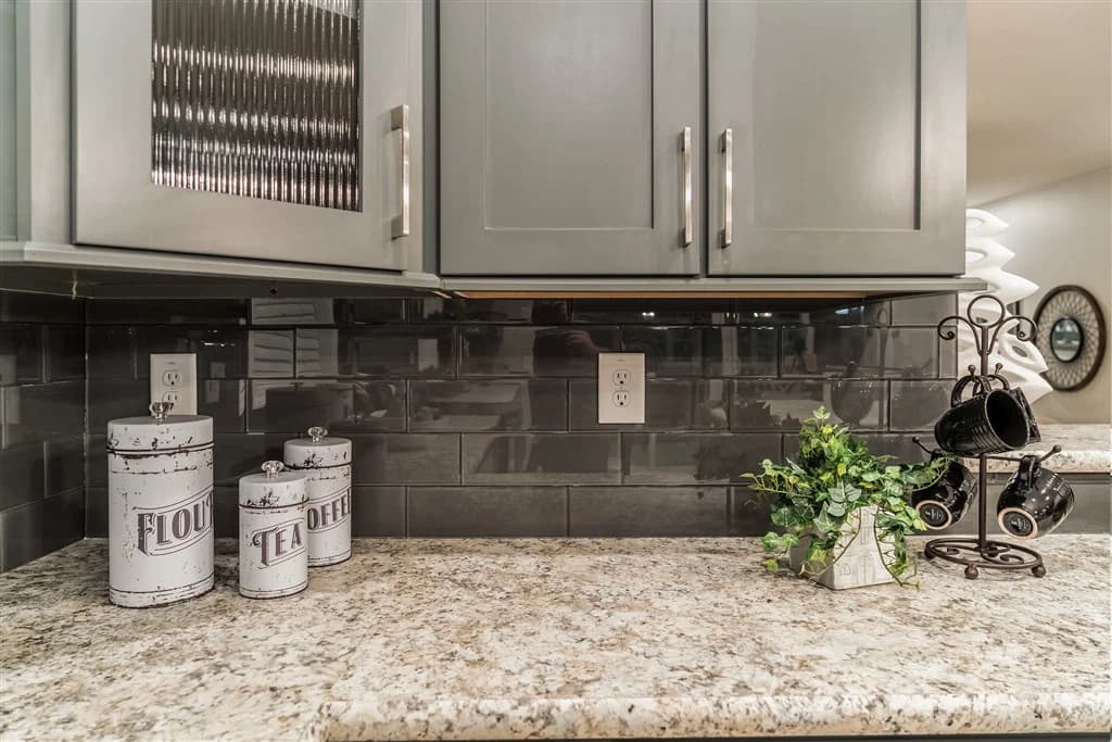 Ultra 13 kitchen home features
