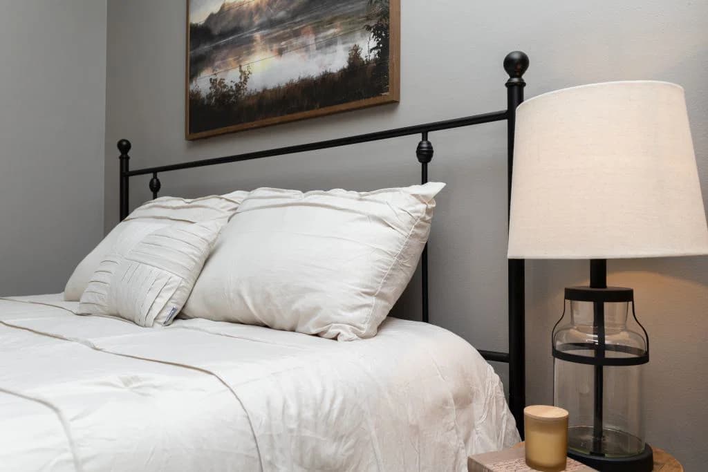 1w1407-v bedroom home features