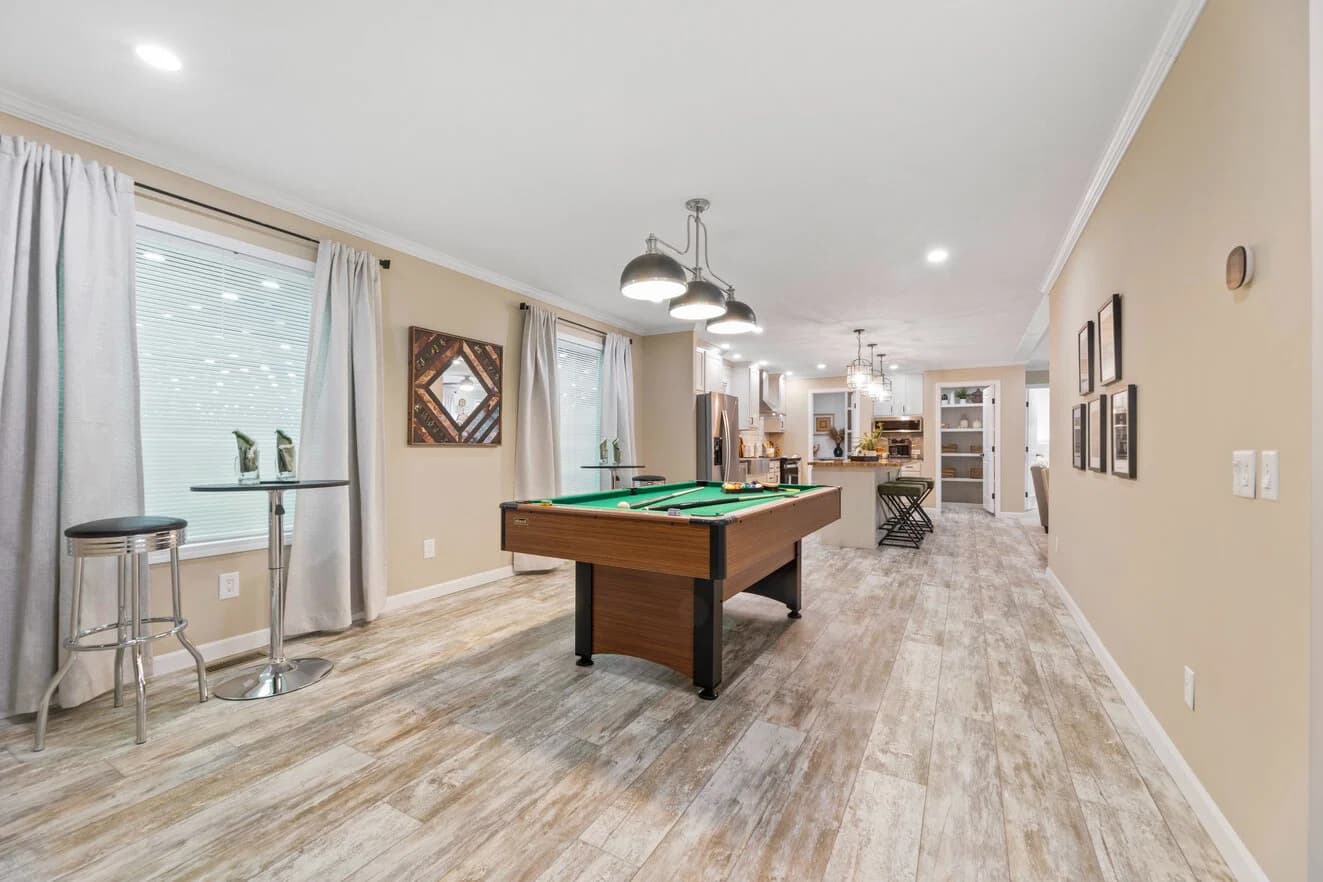 Ives 24033 interior home features