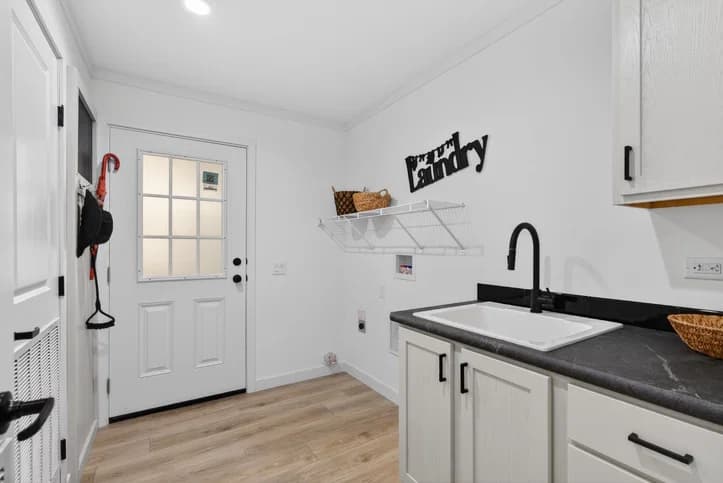 Aura interior home features