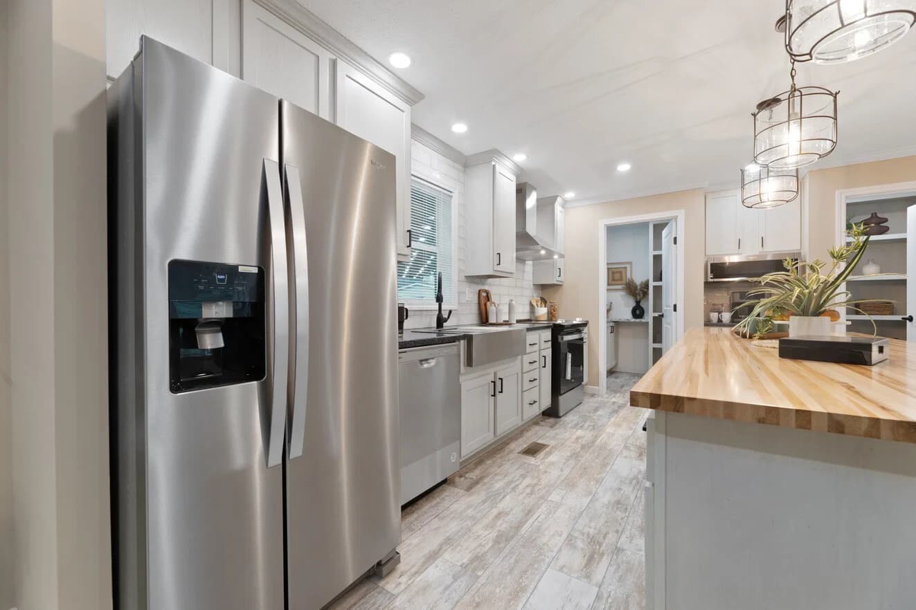 Ives 24033 kitchen home features
