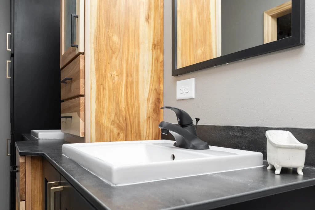 1w1407-v bathroom home features