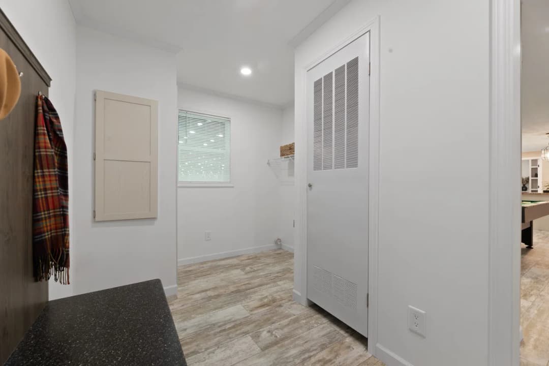 Ives 24033 interior home features