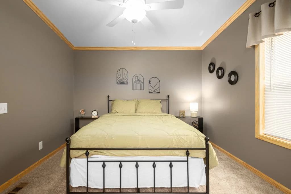1w1908-v bedroom home features