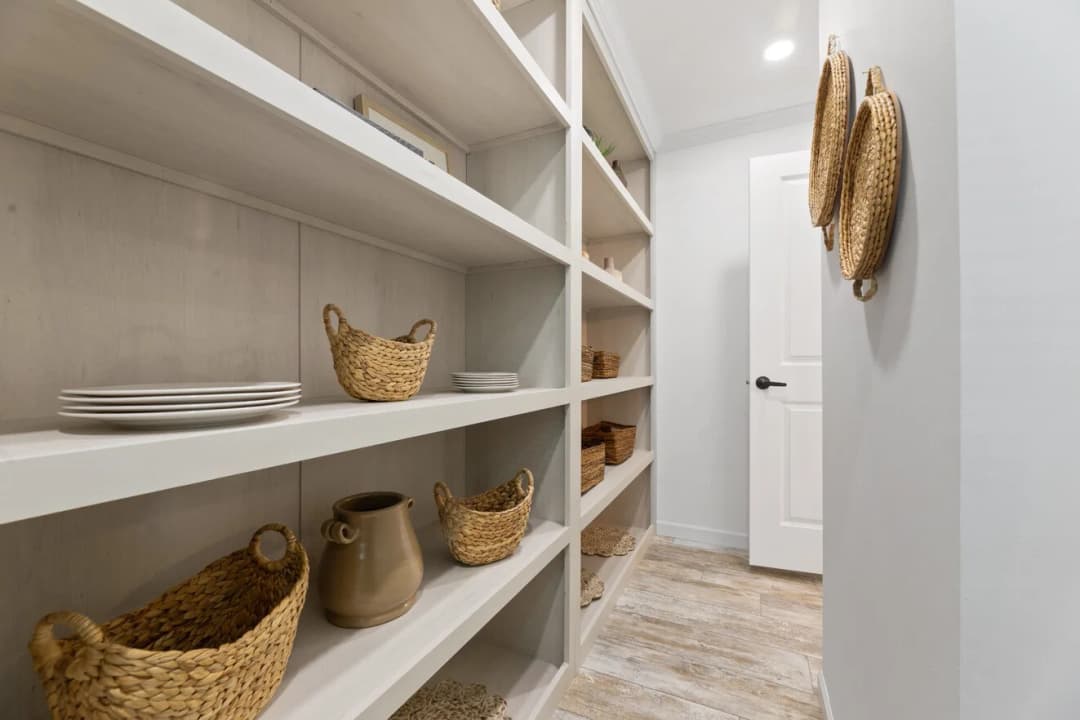 Ives 24033 interior home features