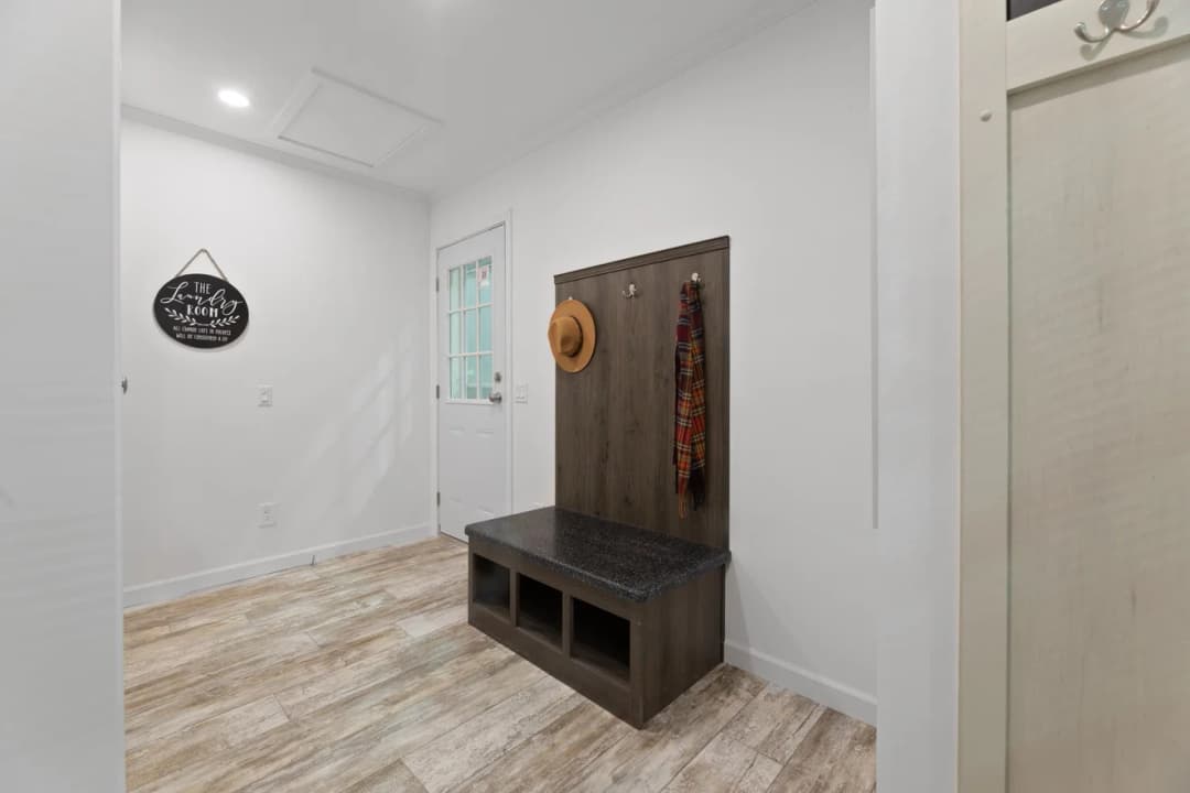 Ives 24033 interior home features