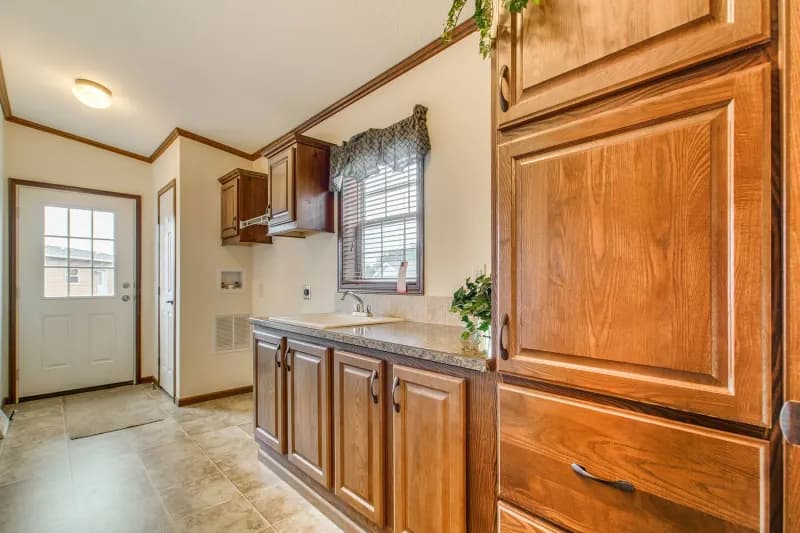 Lexington c208 interior home features