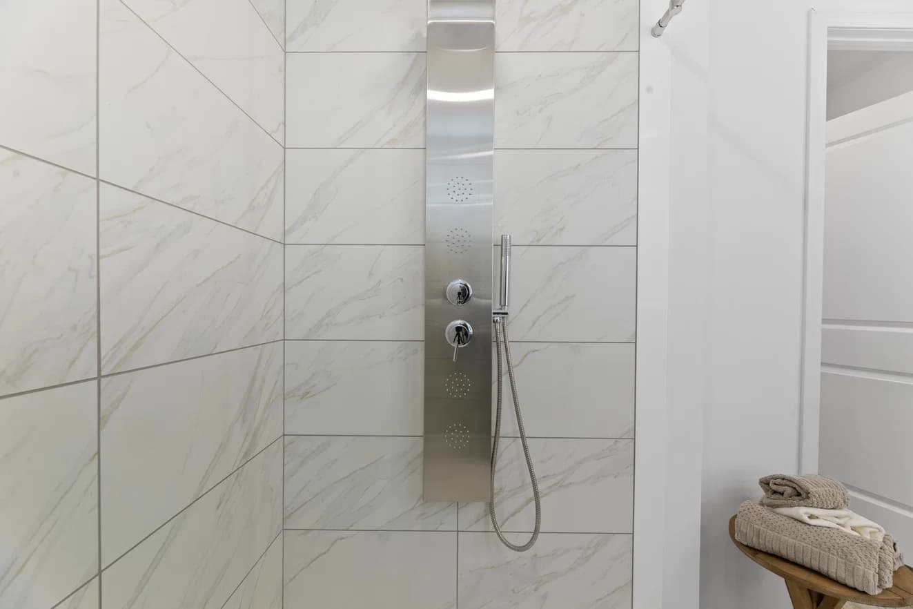 Ives 24033 bathroom home features