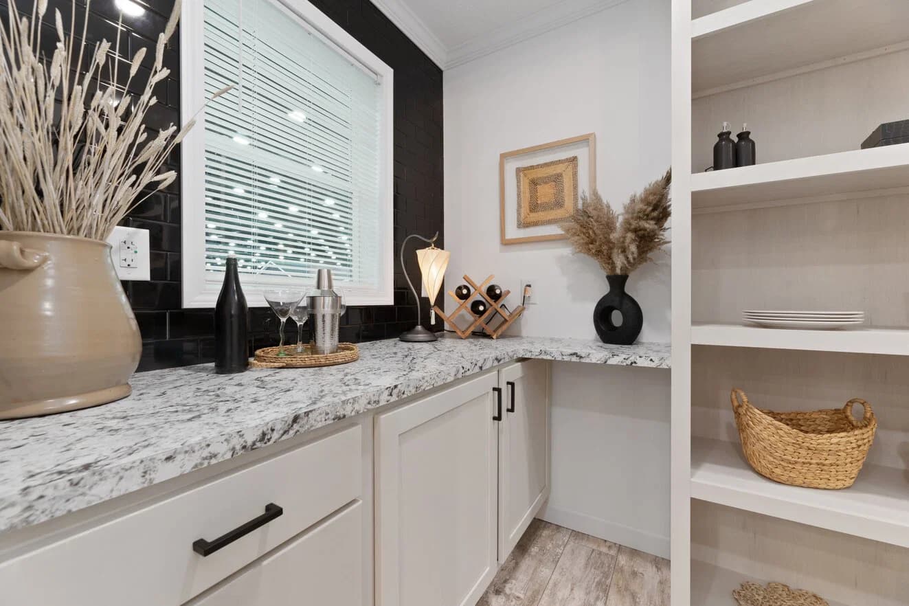 Ives 24033 interior home features