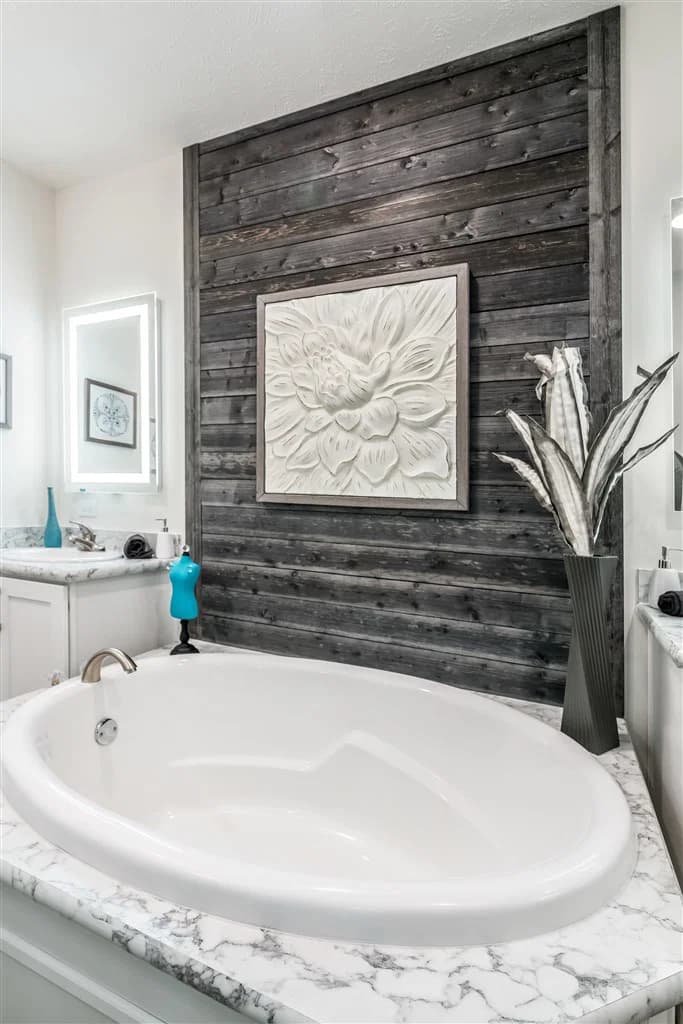 Ultra 13 bathroom home features