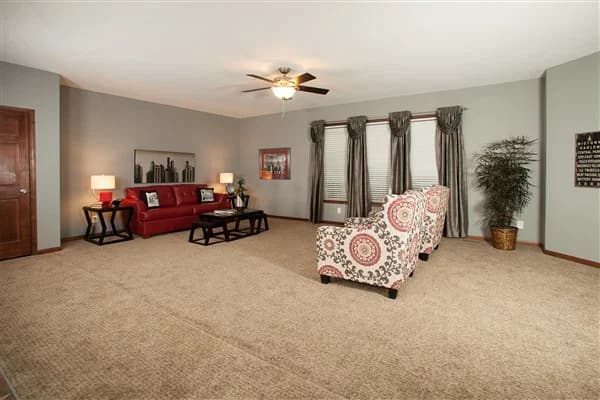 Lionel interior home features