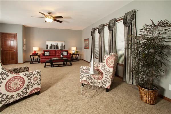 Lionel interior home features