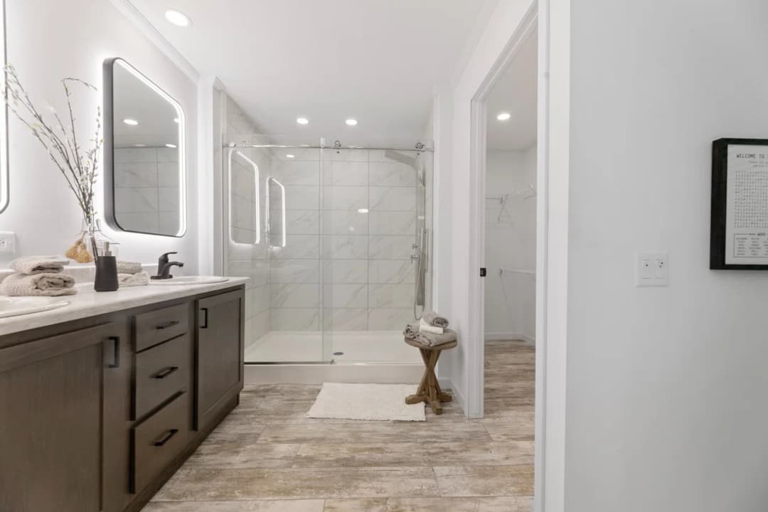 Ives 24033 bathroom home features