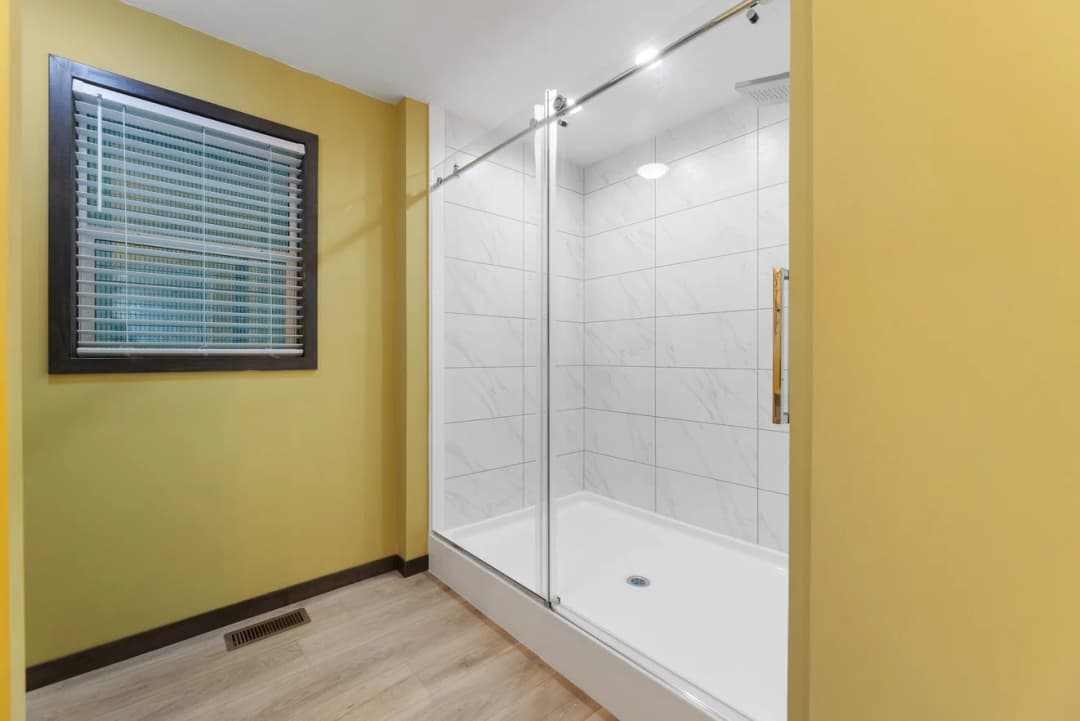 Houghton 24036 bathroom home features