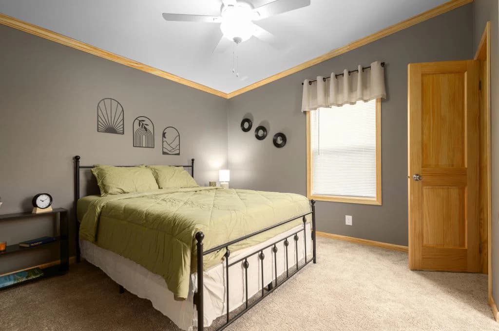 1w1908-v bedroom home features