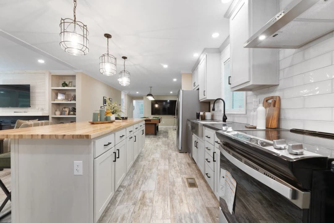 Ives 24033 kitchen home features