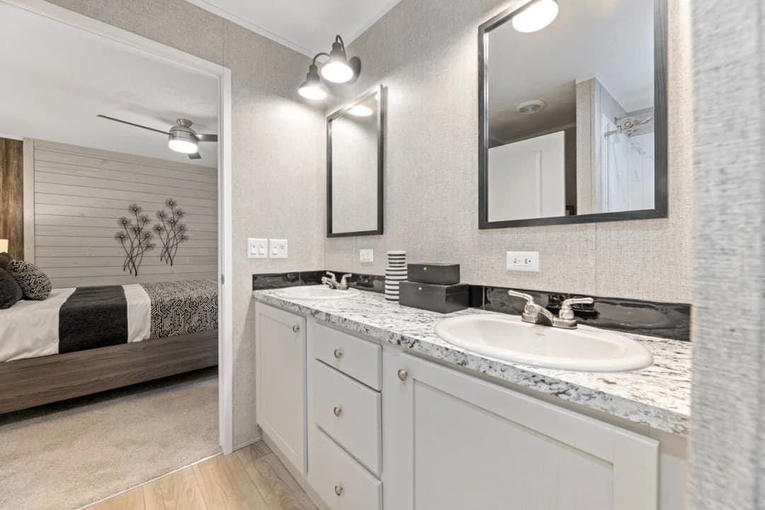 Carson 24532 bathroom home features