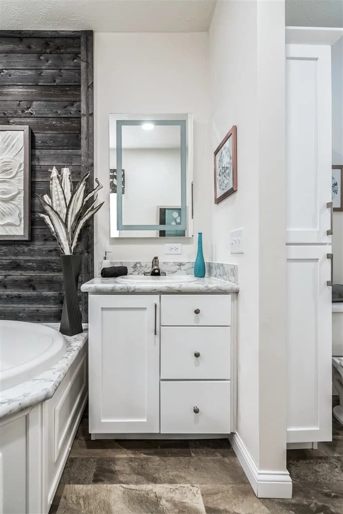 Ultra 13 bathroom home features
