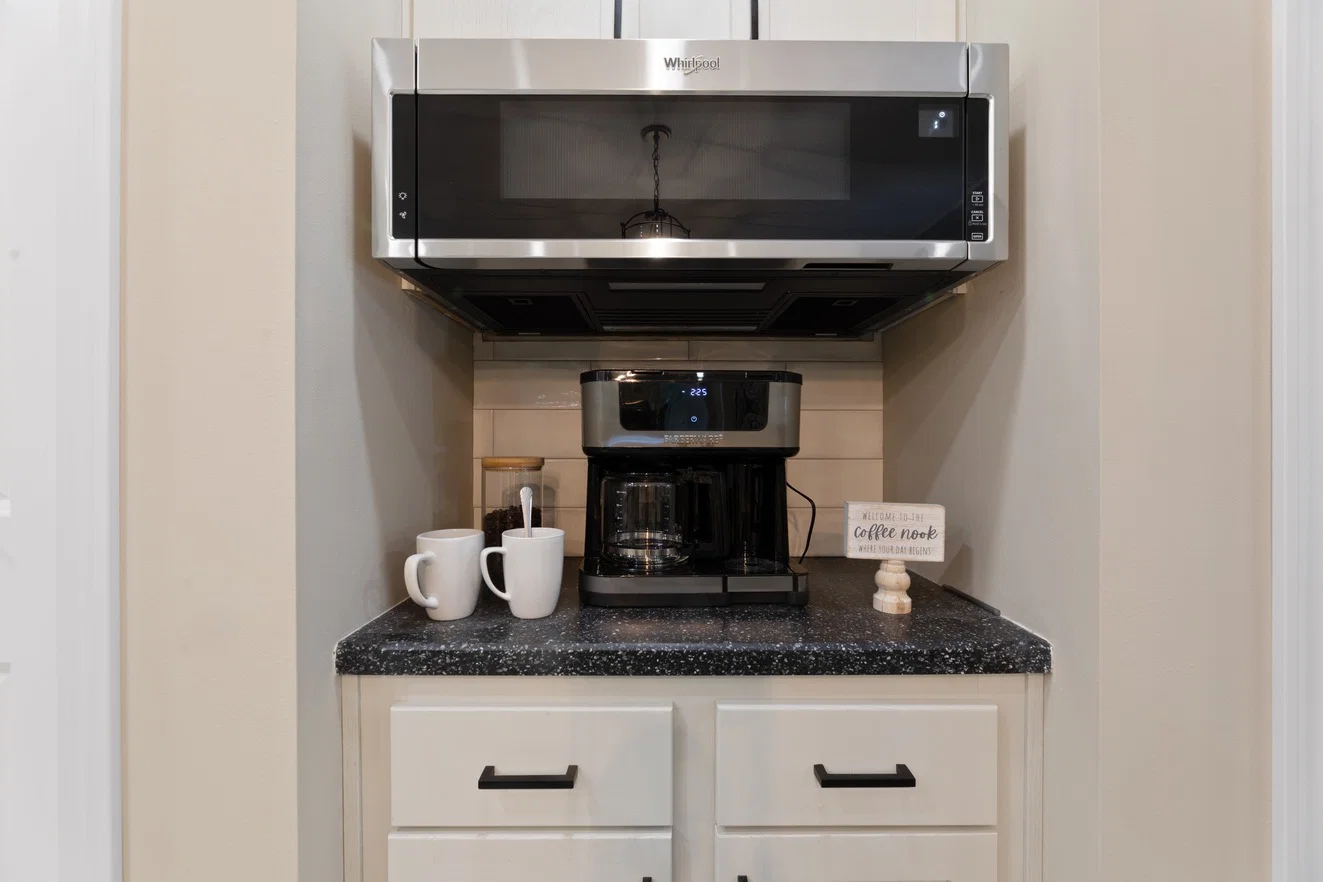 Ives 24033 interior home features
