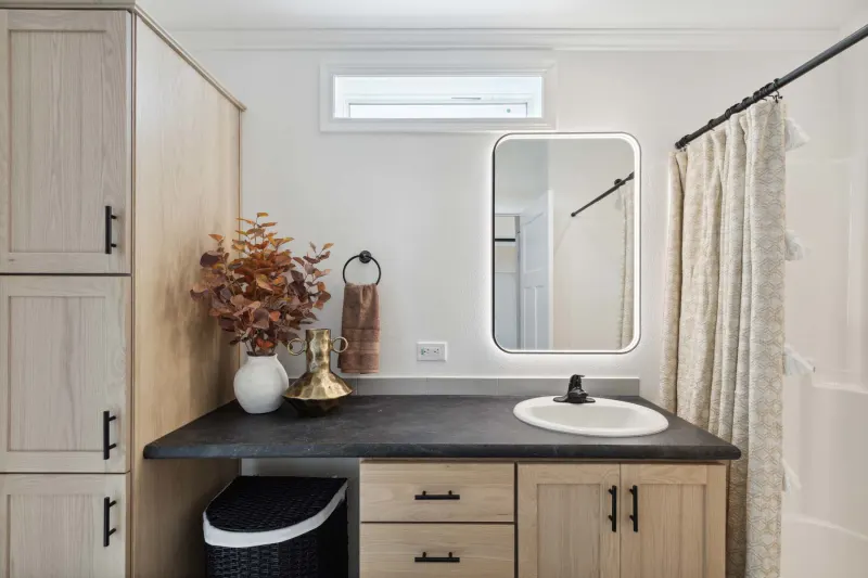 Wood manor d505 bathroom home features