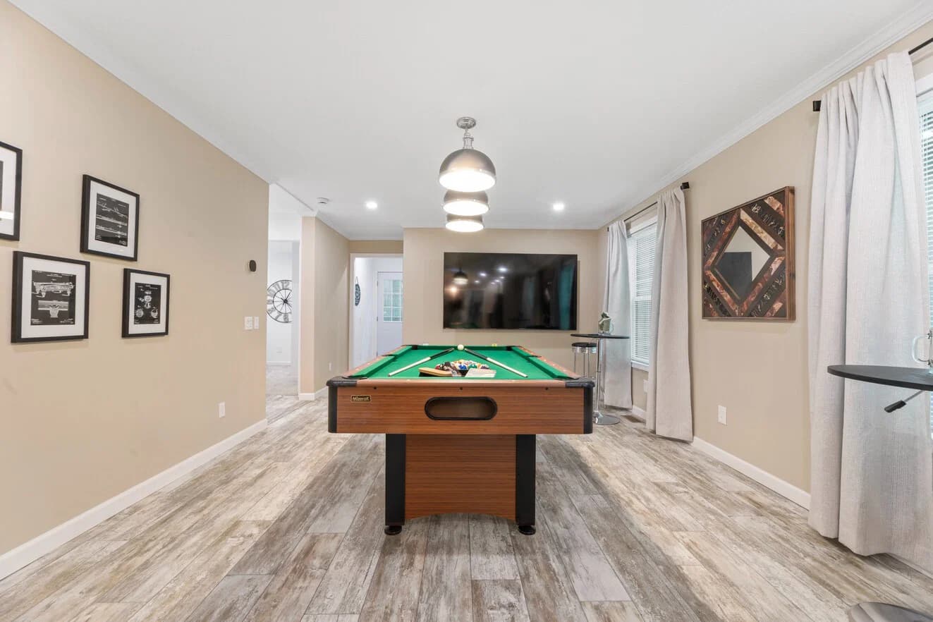 Ives 24033 interior home features