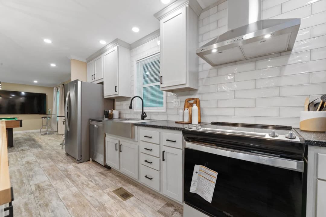 Ives 24033 kitchen home features