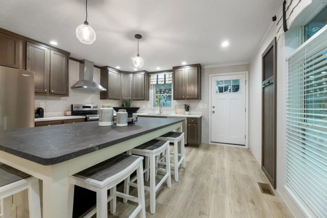 Carson 24532 interior home features