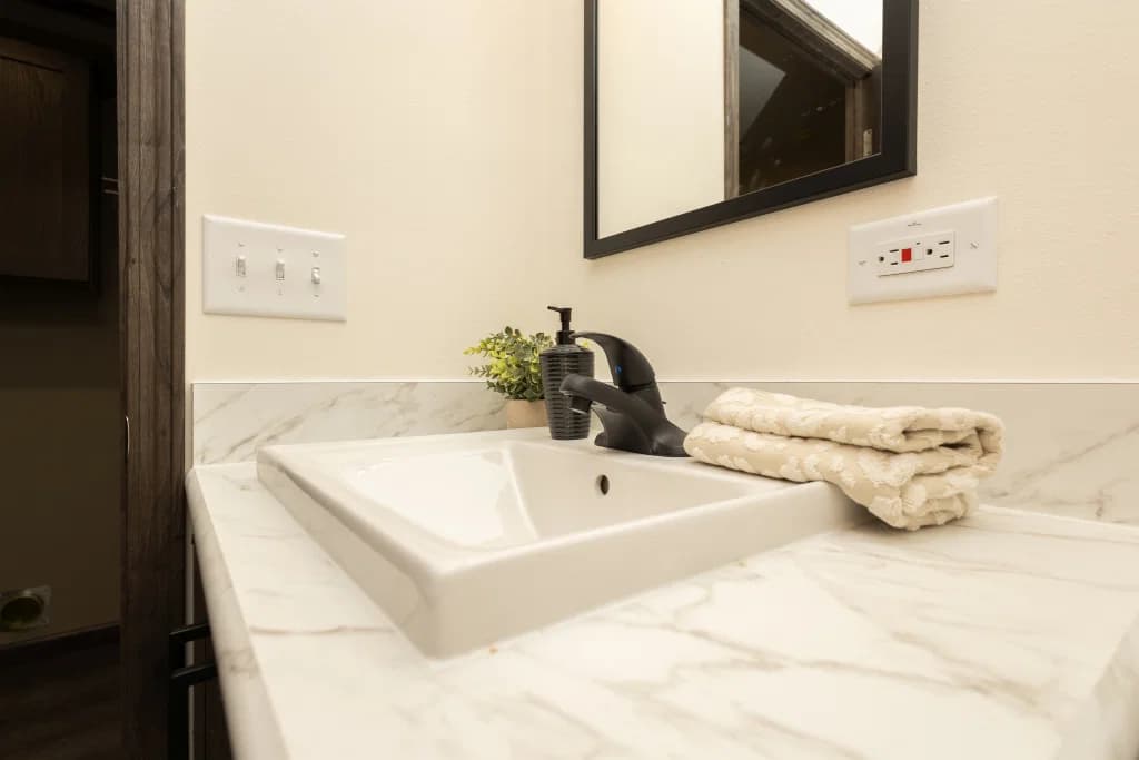 1w1048-v bathroom home features
