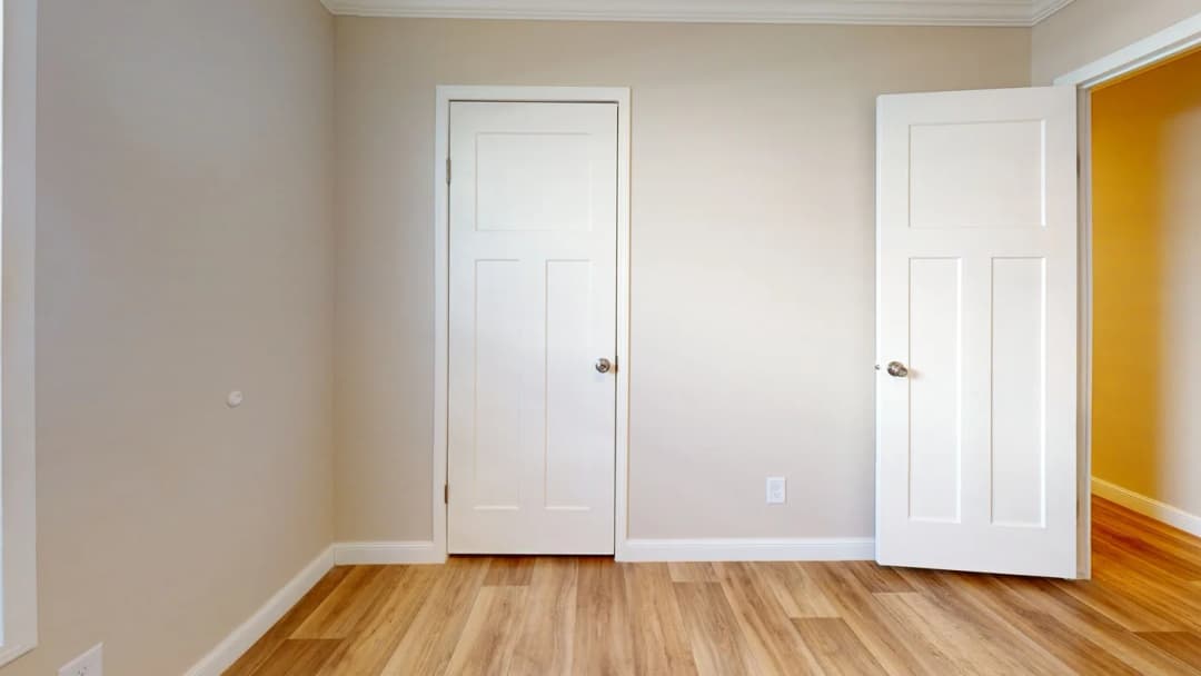 Roanoke duplex bedroom home features