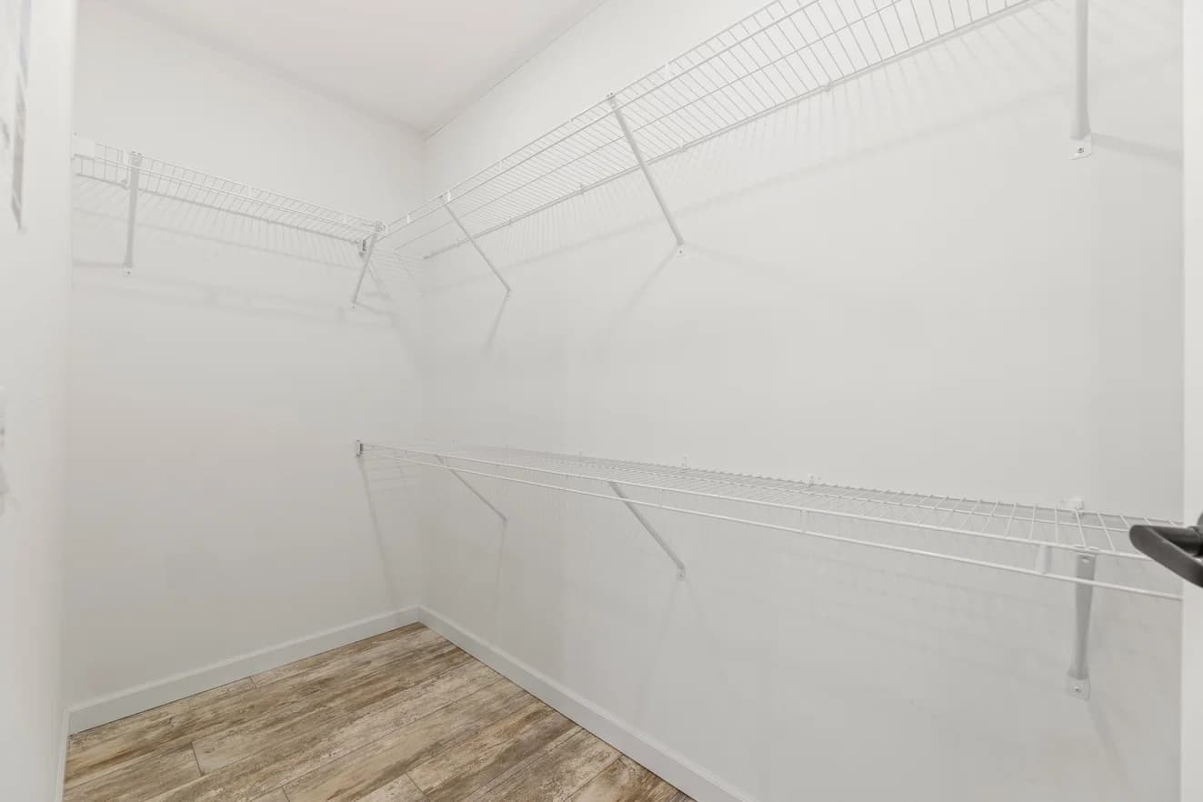 Ives 24033 interior home features