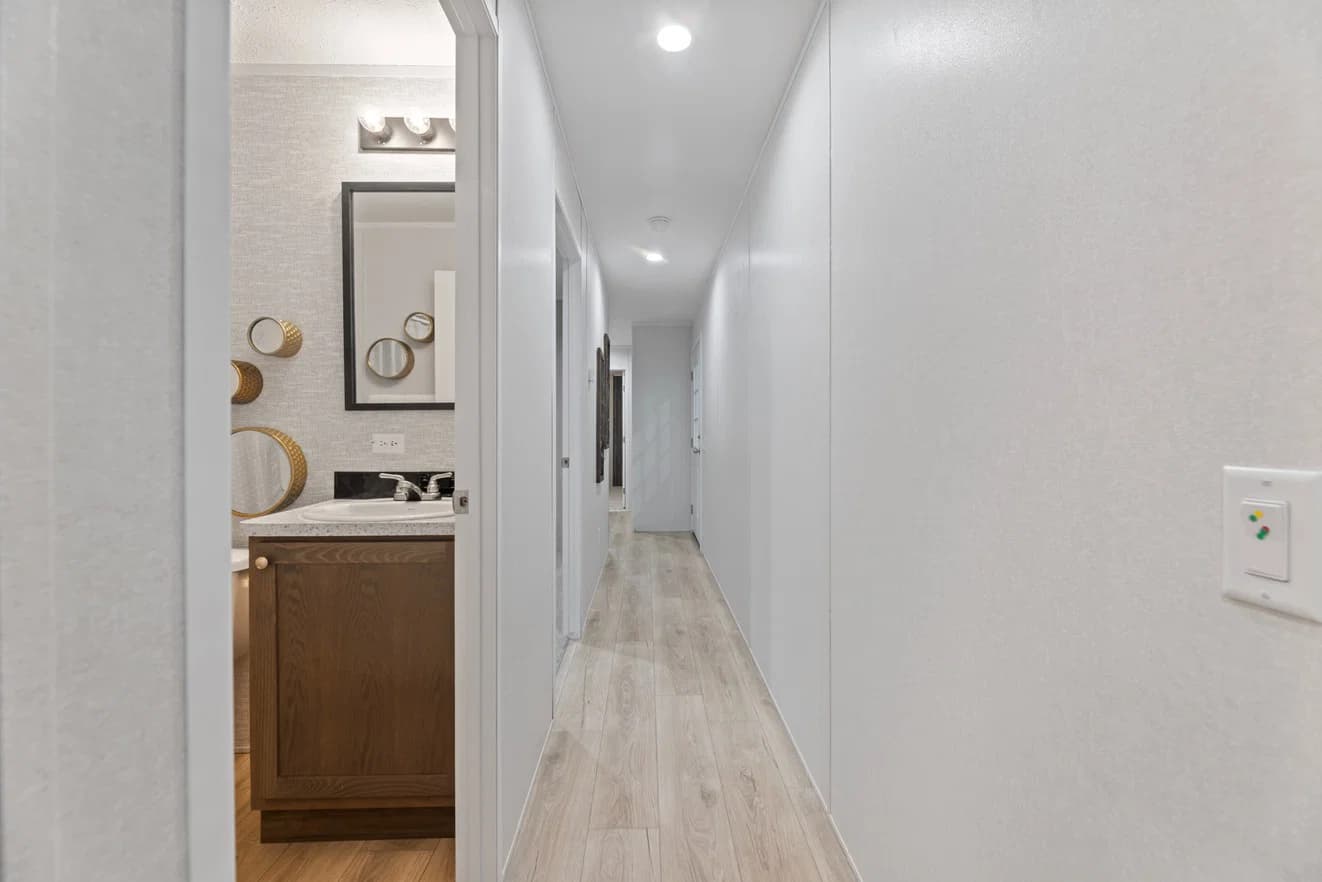Carson 24532 interior home features